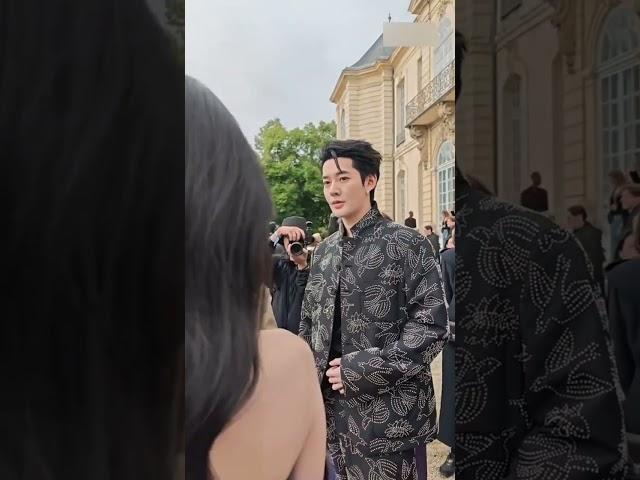 [周也] Zhou Ye chatting with Dior China division head and Deng Wei outside Paris Fashion Week dior