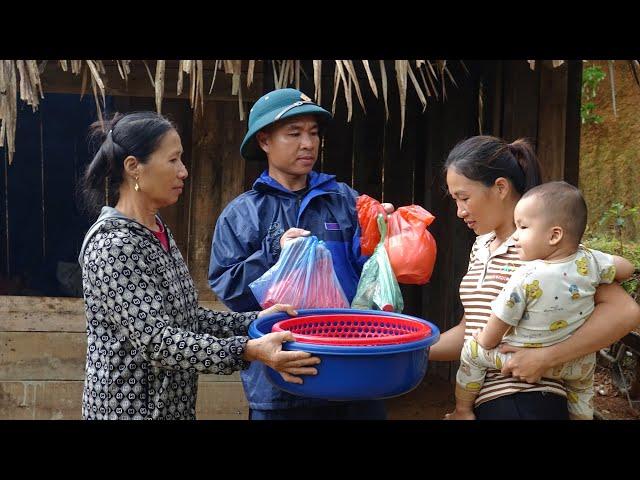 The kind man and his mother visited Linh Ca. Picking grapefruit in the forest