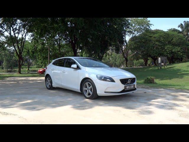 2013 Volvo V40 T4 Start-Up, Full Vehicle Tour, Test Drive, and Night Start-Up