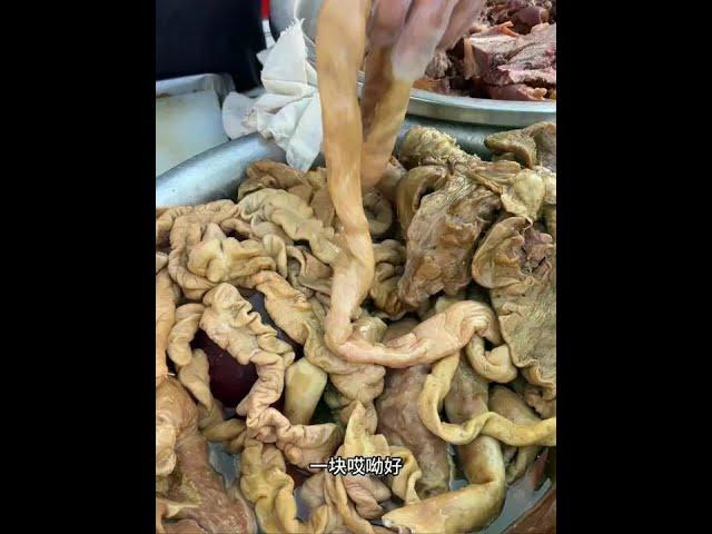 农村大街熟食摊，大肠头才50一斤，来买的都是老熟茬子 #卤味熟食