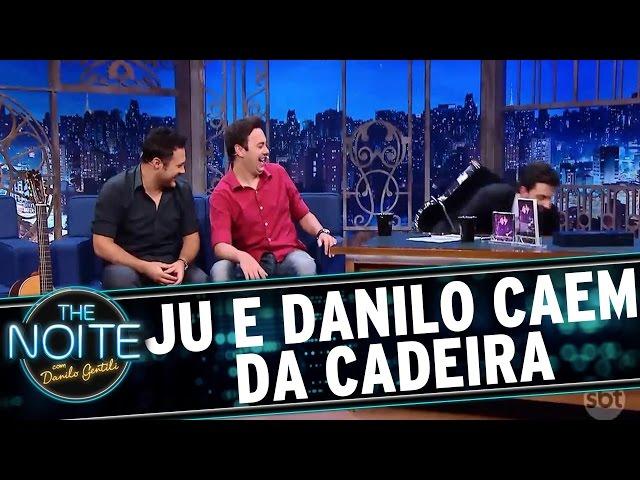 Danilo e Juliana brigam e acabam caindo durante entrevista | The Noite (23/11/16)