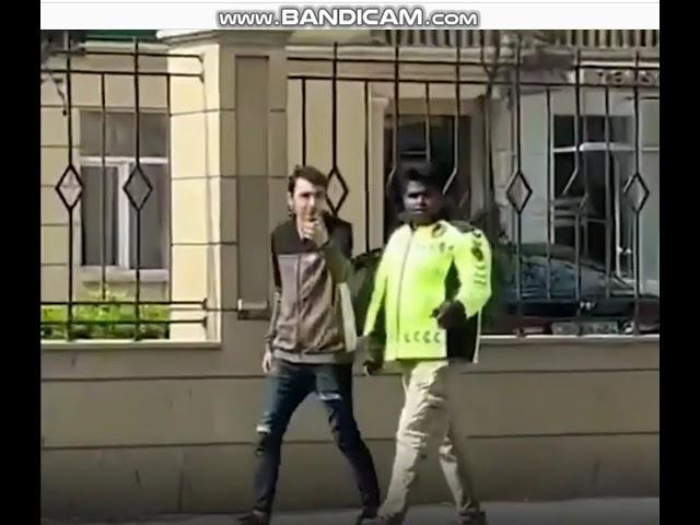 Bakıda polis geyimində gəzən qaradərili kimdir?