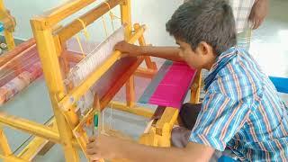 Handloom - How to weave saree? Kids learning to weave saree | கைத்தறி நெசவு | wow yokers