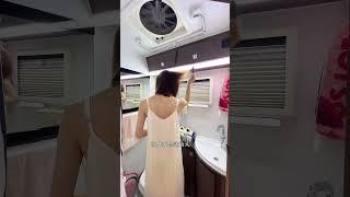 就这样在房车上生活了好几年，晚上锁好车门，住在车里很享受 #房车生活 #房车旅行 #露营 #出发吧房车 #出发吧房车 #自驾游 #房车旅行