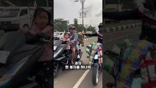 남자는 노점상의 과자를 사람들에게 나눠줬어요
