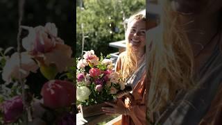 Создание букета с живыми цветами на мастер классе по флористике