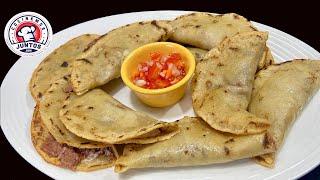 Tostadas de frijoles rellenas de queso y crema