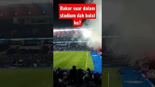 Bakar suar dalam stadium dah dihalalkan ke?