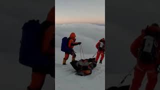 Sherpa Dragging Dead Body In Everest After Avalance Killed Him #everest #mountains #sherpa #manaslu