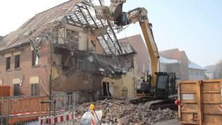 Bagger im Einsatz - Caterpillar macht altes Haus platt!