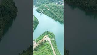 一户人家建房在“乌龟”头上，自从修了一条公路，这家人离奇搬走 #乡村生活