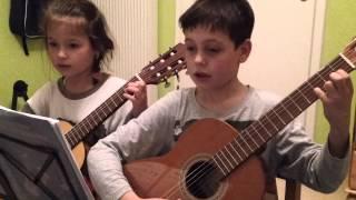 Marc 8 Jahre,Sofie 6 Jahre,spielen Gitarre