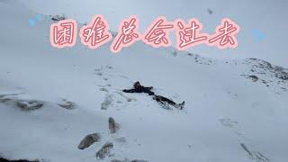 山 顶 玩 雪