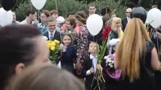 Первый раз в первый класс или мальчик с огромным цветком.
