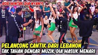 Ruba gadis cantik dari Lebanon tiba² masuk menari. Sporting habis Bob minta Ruba nyanyi lagu Arabic