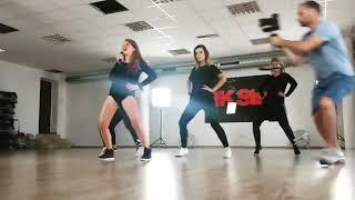 Kaja Paschalska w kusym body ćwiczy choreografie do utworu On and On