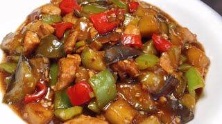 The chef teaches you how to stir-fry eggplant with diced meat, a special dish,