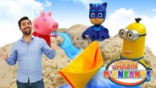 Vidéo en français pour enfants. Jardin d'enfants № 65 : baignade dans la mousse avec jouets