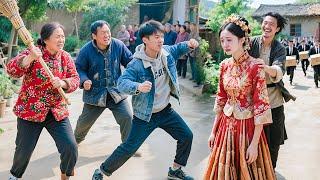 Nữ tổng tài ẩn cư ba năm quay về để báo ân, không ngờ lại bị người nhà bán cho lão già trả nợ