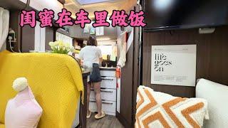 三个女生房车自驾游，晚上住在马路边