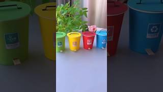 Use paper cups to make a mini trash can that can be opened with a push. It is simple and fun. Try it