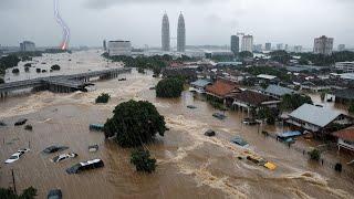 Today Malaysia is under water! Flash floods turn roads into rivers in Shah Alam