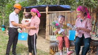 Mother and bông so delighted  that the man came to give flowers and gifts on Vietnamese Women's Day