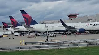 Fly Delta Jets, Taxing at the world busiest airport #deltaairlines #altantaairport #flightvideo