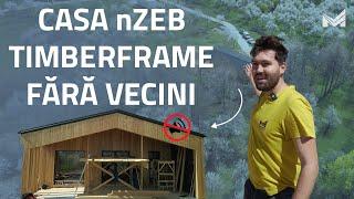 O casă TIMBERFRAME cu fațadă din lemn înconjurată de natură