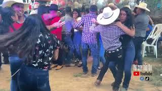 Mira esta muchachita cómo baila a si se baila en tierra blanca una aldea de chiquimula