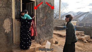 Strong warning from the owner to a single nomadic mother with two homeless displaced daughters