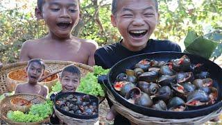 Savy Tube - Primitive Cooking Life : Steamed Snail with Chili Sauces and Coconut Milk