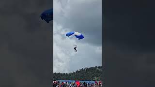 #FAIL  Paracaidista cae sobre carpa en Estadio Nacional 