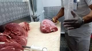 Mostrando como cortar um bife de primeira