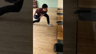 両手投げ　横からスローモーション　ボウリング