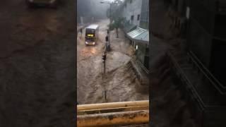 突發！黑雨下嚴重水浸， 電單車都被沖走