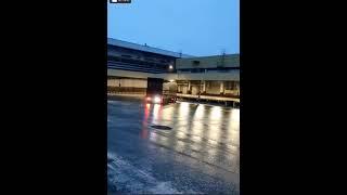 Camion, alunecă pe polei spre rampa de descărcare