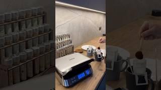 Утренняя рутина 🩵 люблю свою кухню, с появлением подсветки стало ещё уютнее 