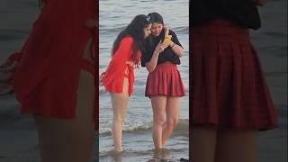 Beach walking tour, bikinili kızlar deniz kenarında fotoğraf çekiyor, instagram model, tiktok