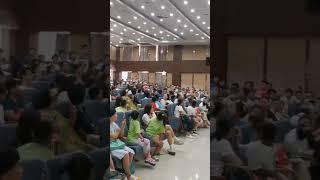 Учитель показывает бумажный самолётик на радиоуправлении. #школа #образование #технологии #наука