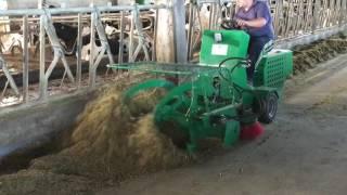 Arrimador de comida ELMEGA // ELMEGA ride-on feed pusher for dairy farms