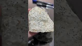 翡翠直播 | 500塊錢買塊翡翠原石回家開窗暴漲500萬，那麼要是切開能漲1000萬嗎？評論區說說為啥不切開？ #翡翠 #珠寶 #翡翠直播 #珠寶首飾 #jade #戒指