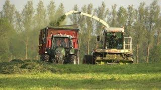 Fa Fokkert 's avonds aan het gras hakselen met Claas Jaguar 860 en Fendt trekkers (2018)