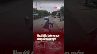 2 phụ nữ dừng xe máy giữa đường buôn chuyện, không cho ô tô đi