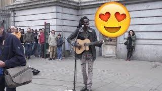  Músico callejero toca "No Woman, No cry" y lo que sucede te sorprenderá