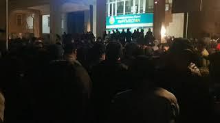 В Бишкеке около отеля «Достук» проходит митинг