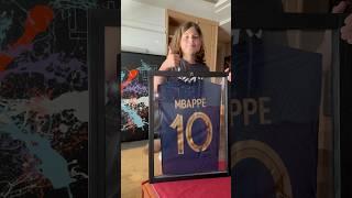 Mbappe’nin Dünya Kupasında giydiği forma evimin duvarında asılı 