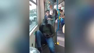 IMMIGRATO NON PERMETTE A QUESTE SIGNORE DI SEDERSI SULL'AUTOBUS!!