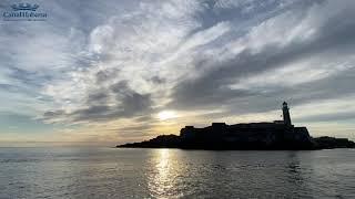 Vistas al amanecer del Castillo de los Tres Reyes del Morro y la bahía de #LaHabana.