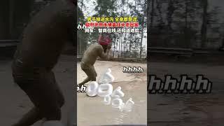 男子掉進水溝全身都是泥，聰明地用水桶蓋住頭走回家，網友：智商在線還知道遮臉